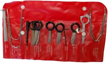 Autoraadio eemalduskomplekt